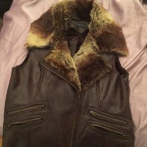 Fur/leather sleeve less coat